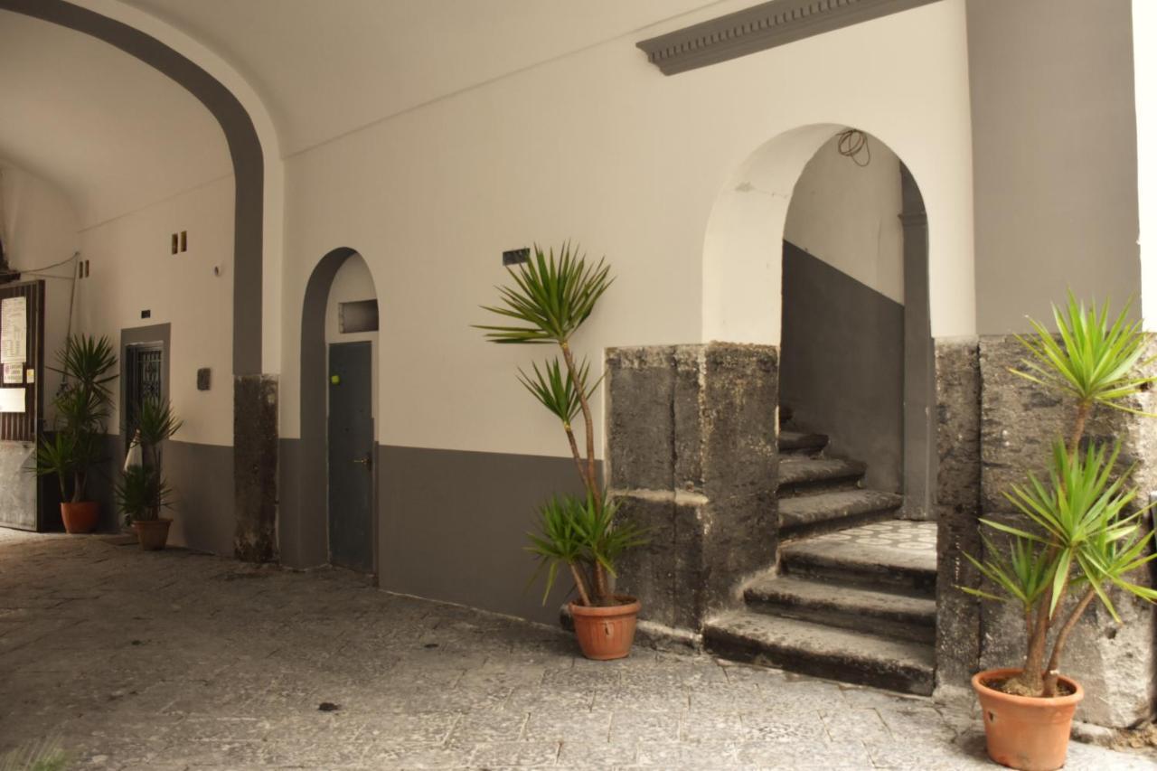 La Cartolina Di Napoli Free Parking For Small Cars Only ナポリ エクステリア 写真